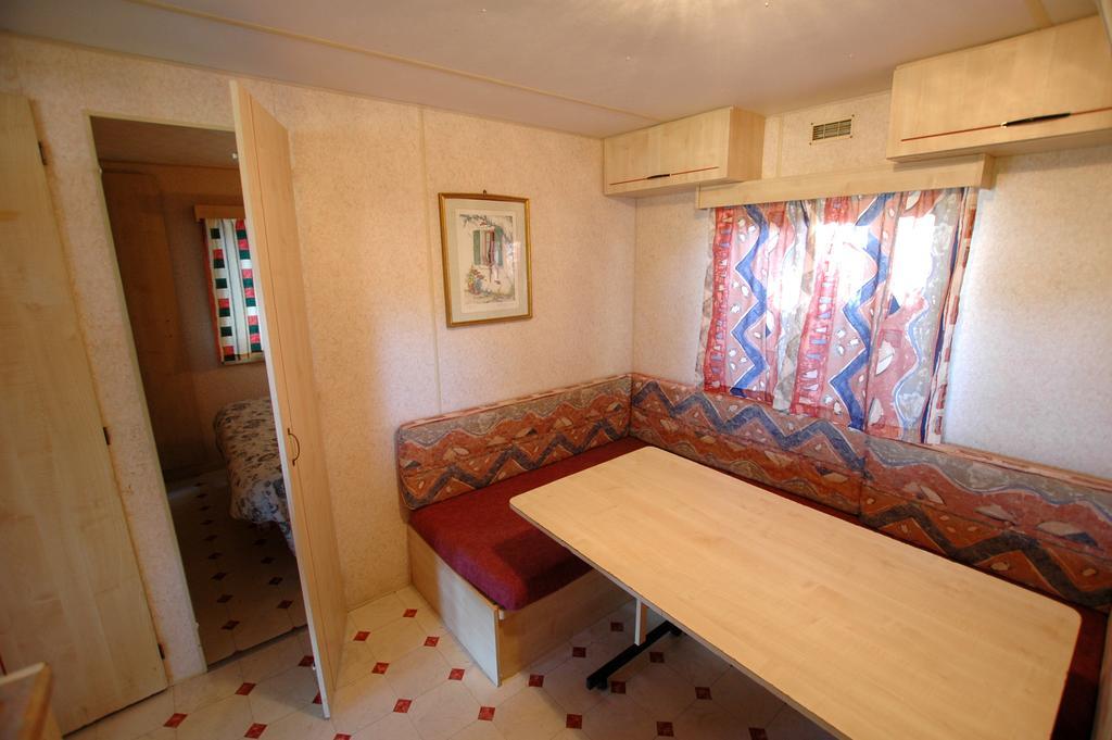 ホテルCamping Europa 2 カポリーヴェリ 部屋 写真